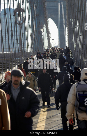 Pendler Fuß über die Brooklyn Bridge als Transit Gewerkschaft streikt Stockfoto