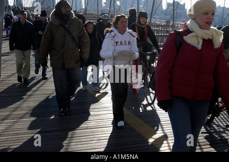 Pendler Fuß über die Brooklyn Bridge als Transit Gewerkschaft streikt Stockfoto