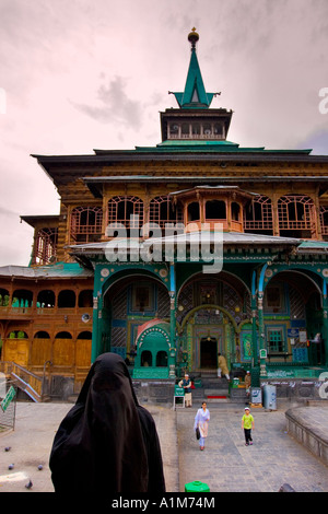 Menschen vor Ort in der Moschee auf Daal See, Srinagar, Jammu & Kaschmir, Indien Stockfoto