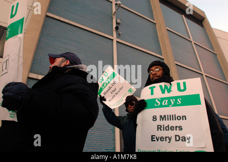 Transit-Gewerkschaft Mitglieder abgeholt Tduring 2005 NYC Transit strike Stockfoto