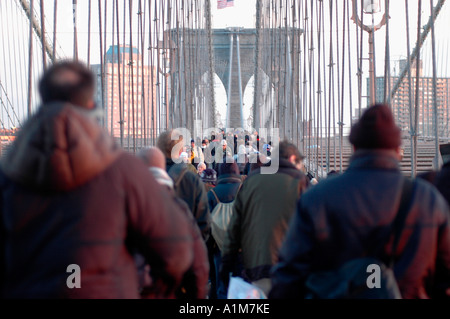 Pendler trotzen der Kälte und gehe nach Hause nach der Arbeit über die Brooklyn Bridge am zweiten Tag des NYC Transit Streiks Stockfoto