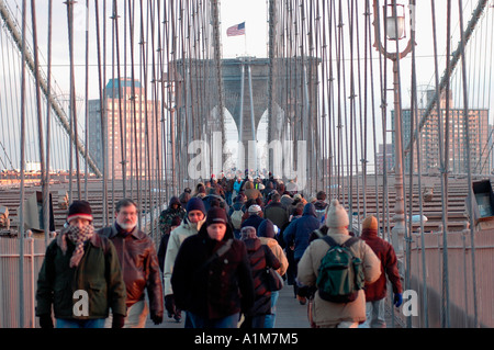 Pendler trotzen der Kälte und gehe nach Hause nach der Arbeit über die Brooklyn Bridge Stockfoto