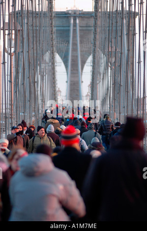 Pendler trotzen der Kälte und gehe nach Hause nach der Arbeit über die Brooklyn Bridge Stockfoto