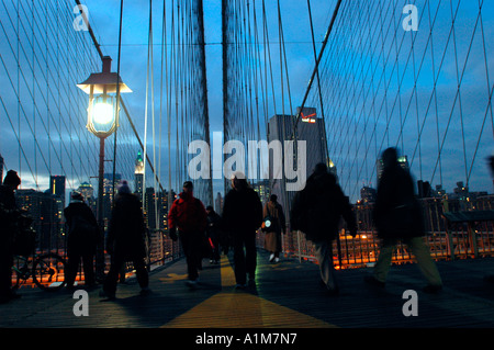 Pendler trotzen der Kälte und gehe nach Hause nach der Arbeit über die Brooklyn Bridge Stockfoto