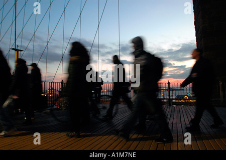 Pendler trotzen der Kälte und gehe nach Hause nach der Arbeit über die Brooklyn Bridge Stockfoto