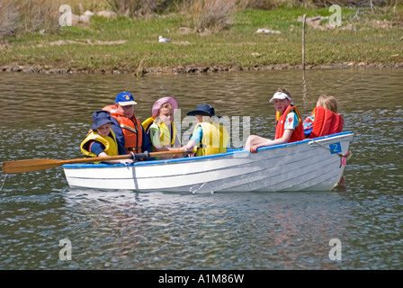 Familie im Ruderboot tragen von Schwimmwesten Stockfoto