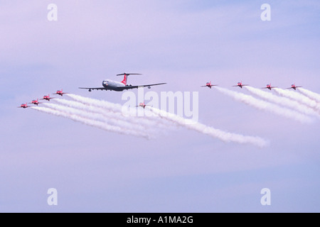 Royal Air Force Red Arrows & Vickers VC10 Bildung Durchflug. Stockfoto