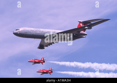 Vickers VC 10 & Red Arrows RAF-Flugzeuge Bildung Flypast. Stockfoto