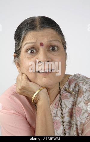Indische Senioren mit Punkt auf der Stirn in Sari Blick in die Kamera Stockfoto