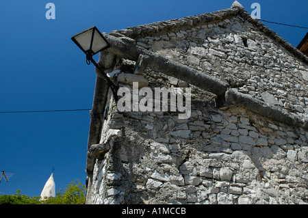 Stanjel, altes Steinhaus, Dachrinne, gemacht aus Stein Stockfoto