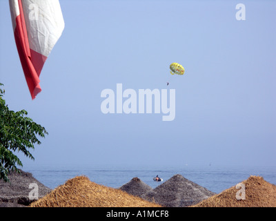 Parasailing im Mittelmeer Strand Carvajal, sport Fuengirola, Costa Del Sol, Spanien, Mittelmeer Parasailing Meer Stockfoto