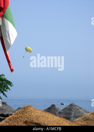 Parasailing im Mittelmeer Strand Carvajal, sport Fuengirola, Costa Del Sol, Spanien, Mittelmeer Parasailing Meer Stockfoto