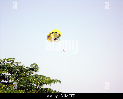 Parasailing im spanischen Mittelmeer Carvajal Strand Fuengirola Spanien Parasailing Mittelmeer Sport Meer Meer Sonne Sommer Stockfoto