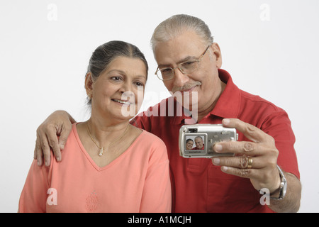 Indische Senioren Paar auf weißem Hintergrund Stockfoto
