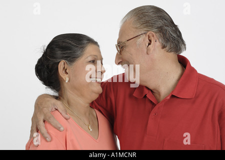 Indische Senioren paar liebevoll auf weißer Hintergrund Stockfoto