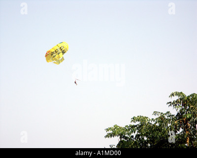 Parasailing im Mittelmeer Spanien Carvajal Strand Fuengirola Spanien Parasailing Mittelmeer Sport Meer Meer Sonne Sommer Stockfoto