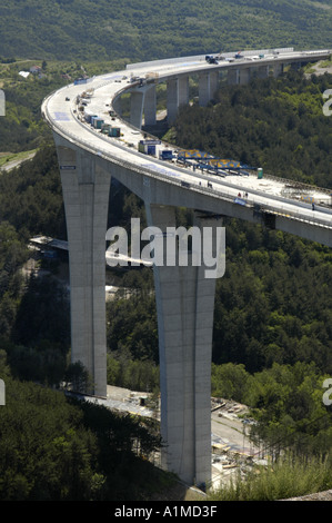 Bau der Autobahnbrücke in Slowenien Stockfoto