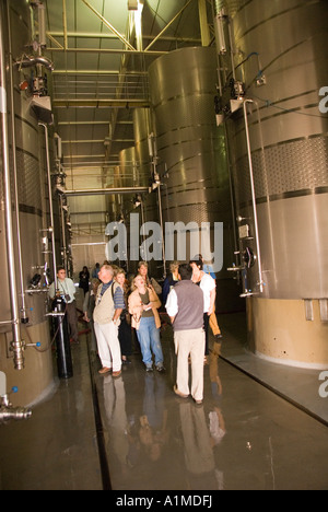 Chile Wein Land vertikale Edelstahltanks und Reisegruppe am Undurraga Weingut Vina Unudurraga in der Nähe von Santiago Stockfoto