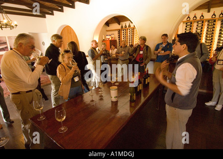 Chile Wein Land Verkostungsraum in Undurraga Weingut Vina Undurraga in der Nähe von Santiago mit Tour Gruppe Verkostung Stockfoto