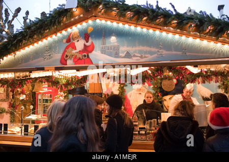 Glühwein, Waffeln und Pfannkuchen stall, Weihnachtsmarkt "Christkindelsmärik", Straßburg, Elsass, Frankreich Stockfoto