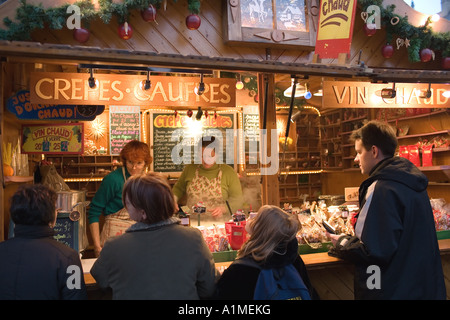 Glühwein, Waffeln und Pfannkuchen stall, Weihnachtsmarkt "Christkindelsmärik", Straßburg, Elsass, Frankreich Stockfoto