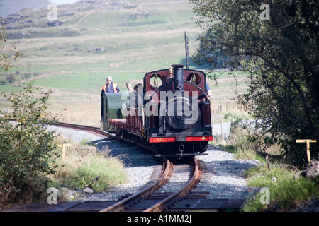 Palmerston Dampfzug auf der Welsh Highland Railway über Rhyd Ddu Station in der Nähe von Beddgelert Wald, Snowdonia, Nordwales Stockfoto