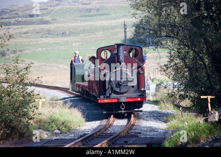 Palmerston Dampfzug auf der Welsh Highland Railway über Rhyd Ddu Station in der Nähe von Beddgelert Wald, Snowdonia, Nordwales Stockfoto