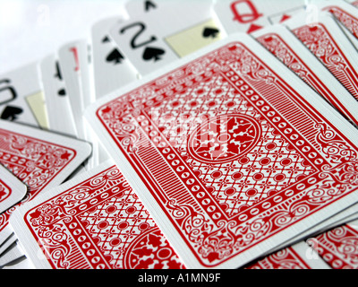 Spielkarten verteilt mit Rücken und Suiten Stockfoto