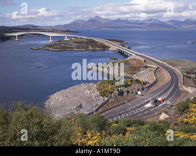 Landschaft Isle of Skye Straße Mautbrücke verbindet Kyleakin (links) & Lochalsh Festland über Loch Alsh schottische Highlands Berglandschaften Schottland, Vereinigtes Königreich Stockfoto