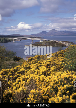 Landschaft Isle of Skye Straße Mautbrücke verbindet Kyleakin (links) & Lochalsh Festland über Loch Alsh schottische Highlands Berglandschaften Schottland, Vereinigtes Königreich Stockfoto