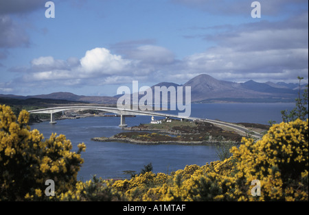 Landschaft Isle of Skye Straße Mautbrücke verbindet Kyleakin (links) & Lochalsh Festland über Loch Alsh schottische Highlands Berglandschaften Schottland, Vereinigtes Königreich Stockfoto