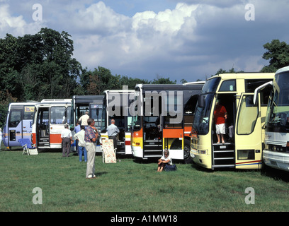 London-Reihen von gemieteten Wagen parkte auf Parklandschaft warten auf Besucher aus einem Ereignis zu sammeln und transportieren sie zu den Vororten Stockfoto