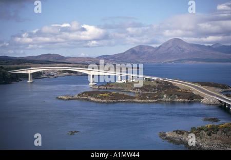 Landschaft Isle of Skye Straße Mautbrücke verbindet Kyleakin (links) & Lochalsh Festland über Loch Alsh schottische Highlands Berglandschaften Schottland, Vereinigtes Königreich Stockfoto