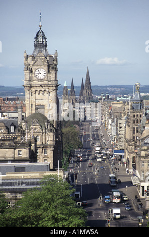 Edinburgh Blick hinunter und entlang der Princes Street & Balmoral Hotel Clock Tower Stockfoto