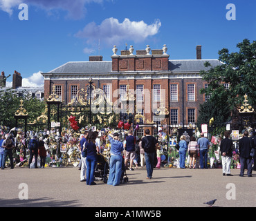 Trauergäste versammeln zu Ehren von Prinzessin Diana außerhalb Kensington Palace am fünften Jahrestag ihres Todes in Paris Stockfoto