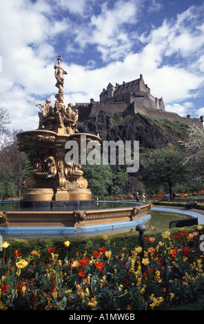 Edinburgh Frühjahrsblüher und goldfarbenem Brunnen im großen Park Princes Street Gardens mit Schloss über Stockfoto