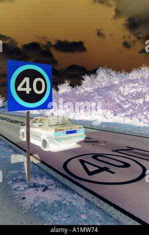 40 km/h Verkehr Zeichen und Straße Straßenmarkierungen auf Asphaltstraße umgekehrten negativen Oberflächenfarben Konzept negative Einstellungen zu beschleunigen Stockfoto