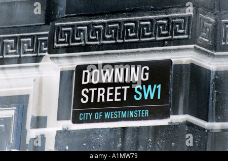 Manipulierte Farben auf dem Schild hoch oben an der Wand über der Kreuzung mit Whitehall in City of Westminster Downing Street London SW1 England UK Stockfoto