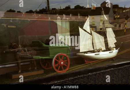 MODELL SEGELBOOT UND EINE FARM AUF DEM DISPLAY IN EINER ENNISTYMON PUB FENSTER IN CO. CLARE IRLAND WARENKORB Stockfoto