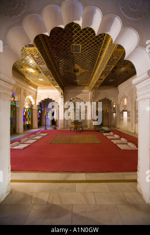 Der Zuschauerraum im Moti Mahal in das Mehrangarth Fort in die Stadt Jodhpur in Rajasthan im Norden Indiens Stockfoto