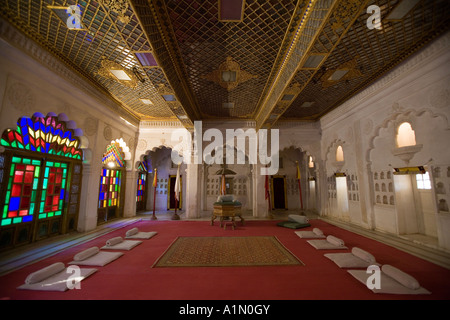 Der Zuschauerraum im Moti Mahal in das Mehrangarth Fort in die Stadt Jodhpur in Rajasthan im Norden Indiens Stockfoto