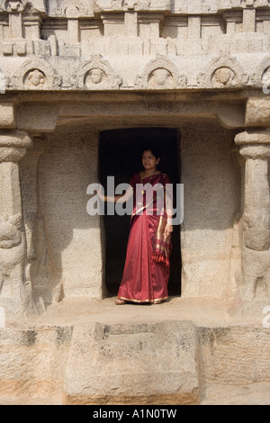 Frau im Tor der Panch Rathas Tempel-Komplex in Mamallapuram in der Region Tamil Nadu, Südindien Stockfoto