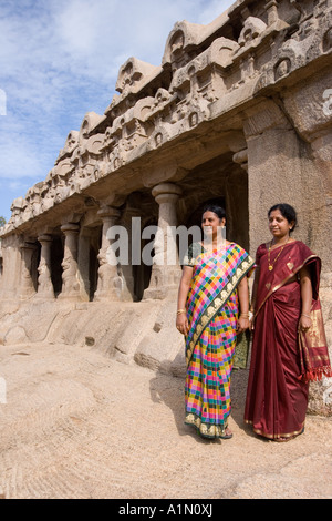 Einheimische Frauen bei den Panch Rathas monolithischen Felsen geschnitten Tempel Komplex in Mamallapuram in der Region Tamil Nadu, Indien Stockfoto