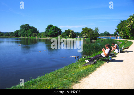 Mann Angeln im Tring Stauseen Naturreservat Herts Stockfoto