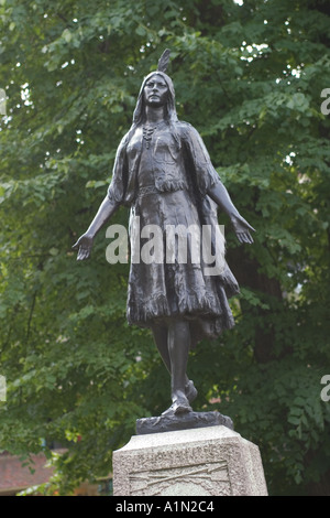 Statue von Pocahontas an der Pfarrkirche St. Georg Gravesend Kent UK Stockfoto