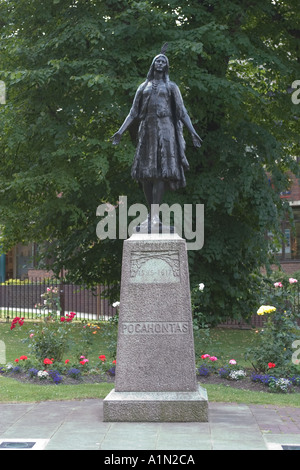 Statue von Pocahontas an der Pfarrkirche St. Georg Gravesend Kent UK Stockfoto