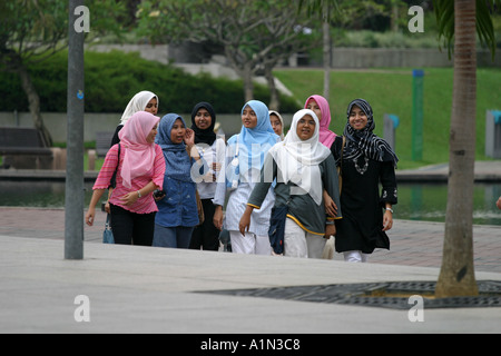 Gruppe von muslimischen Malai Frauen spazieren tragen bunte Hijab Kopftuch Petronas Towers Mall in der Stadt Kuala Lumpur Malaysia Asien Stockfoto