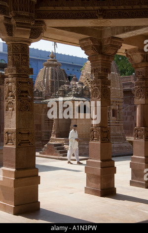 Aufwendigen Schnitzereien in der Mahavira-Hindu-Tempel in der Stadt von Osian in der Nähe von Jodhpur in westlichen Rajasthan Indien Stockfoto