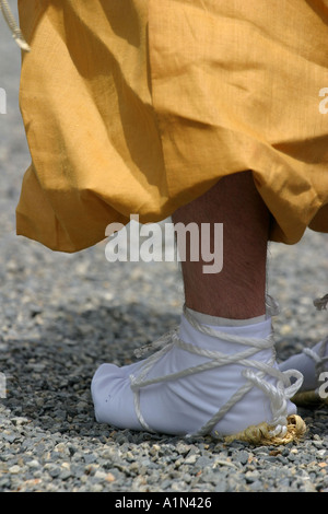 Japanischen Mann mit 6. 6. Jahrhundert traditionelle Stroh Schuhen auf die bunten Aoi Matsuri-Kulturfestival in Kyoto Japan Stockfoto