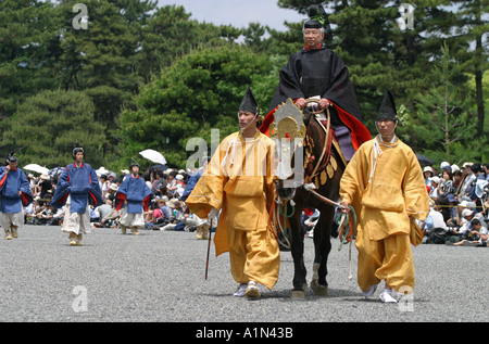 Teilnehmer am Aoi Matsuri Festival laufen tragen 6.Jahrhundert Kostüm in Kyoto Japan Asien Stockfoto